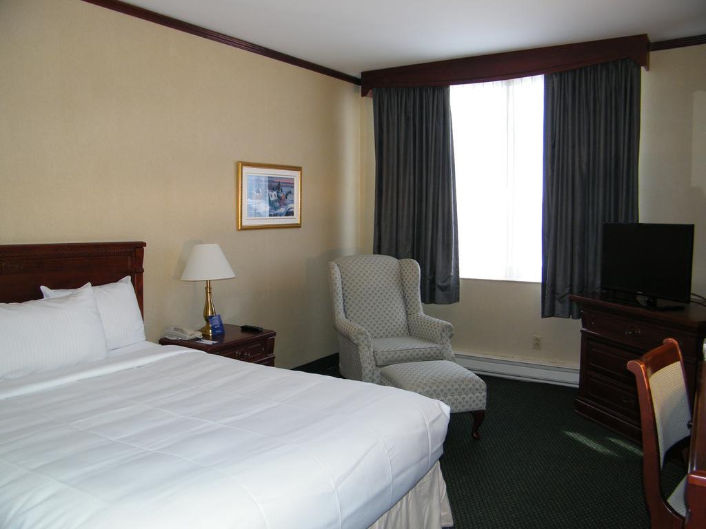 Park Inn Hotel Montreal Airport Dorval Exterior photo