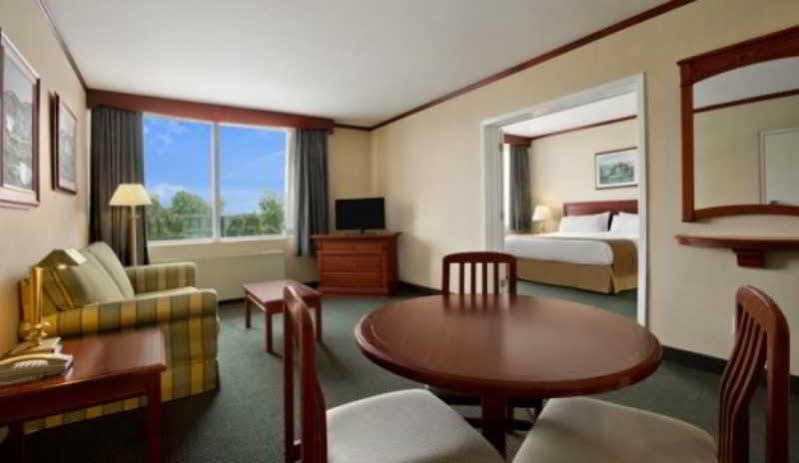 Park Inn Hotel Montreal Airport Dorval Exterior photo